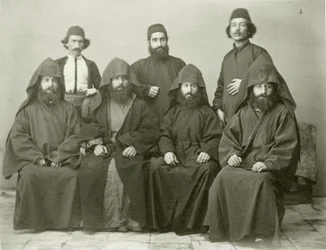 Groep van 4 Armeense priesters en 3 anderen in de binnenplaats van het Mediterranean Hotel, Jeruzalem, 1867