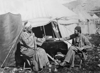 Yakub es Shellaby, presenteert kapitein C. Warren een boek met Samaritaanse gebeden voor de aartsbisschop van York, Samaria District, Palestina, 1867