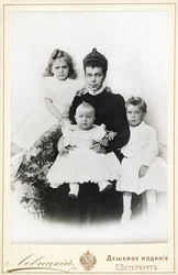 Grootvorstin Xenia Alexandrovna van Rusland met kinderen Irina Alexandrovna, Andrei