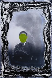 jonge heer alleen poserend, 2019 (gemengde techniek)