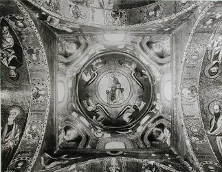 Detail van de koepel met de Christus Pantocrator in het midden