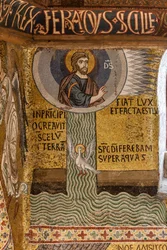 De Palatijnse Kapel (Basiliek), cyclus van mozaïeken over het Oude Testament, cyclus van de Schepping: "Fiat Lux God creëert het Licht en scheidt de Wateren", XII eeuw