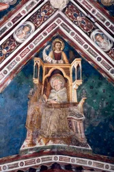 Zicht op het detail van een fresco dat een van de gewelven van de Bovenkerk siert, met de vier doktoren van de Romeinse Kerk: Sint Ambrosius van Milaan en de evangelist Sint Marcus. Gemaakt door de school van Siena uit het begin van de 14e eeuw