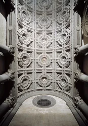 Interieur van het gewelfde plafond van de vestibule van de kerk gerealiseerd door Simone del Pollaiolo, ook wel il Cronaca (1457-1508)