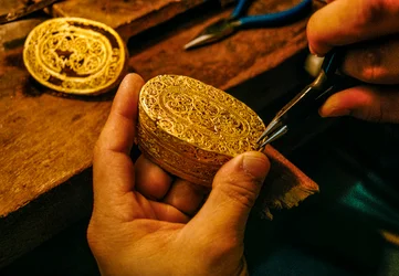 Een gouden filigraan doos van een Spaans scheepswrak wordt gerepareerd.