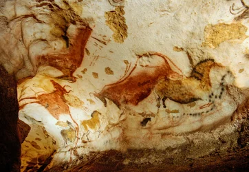 Prehistorische kunstenaars schilderden robuuste paarden op het Plafond van de Axiale Galerij, Lascaux, Frankrijk