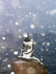 Sneeuwstorm op het standbeeld van De Kleine Zeemeermin door Edvard Eriksen, winter in Kopenhagen, Denemarken, 2022