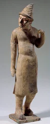 Chinese kunst: Sogdiaanse, barbaarse terracotta beeldje met puntige hoed die zijde draagt