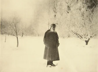Russische auteur Leo Tolstoy maakt een winterwandeling, 1900s