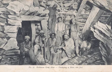 Mijnwerkers installeren houten stutten 600 voet onder de grond, Robinson Gold Mine, Zuid-Afrika (zwart-wit foto)