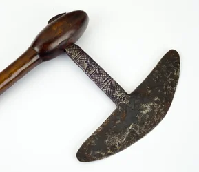 Gano, of strijdbijl van zwartgeblakerd ijzer en hout