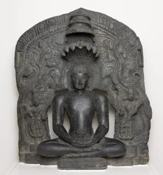 Jaina Tirthankara Parshvanatha met slangenkap zittend in meditatie (Dhyanamudra), uit Karnataka, India