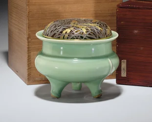 Grote Longquan celadon driepoot wierookbrander met Japanse gedeeltelijk vergulde metalen deksel