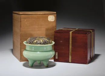 Grote Longquan celadon driepoot wierookbrander met Japanse gedeeltelijk vergulde metalen deksel