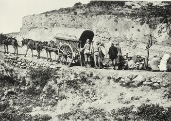 Uitladen van een kar met vuurwapens om de Dersa Heuvels te beklimmen, Tetouan, Marokko