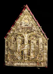 Bisschopsmijter in goud versierd met veermozaïeken gemaakt door Spaanse missionarissen in Mexico. 16e eeuw