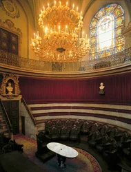 Interieur van het amfitheater van de Koninklijke Academie voor Geneeskunde, voormalig chirurgisch college opgericht in 1699, Barcelona, Spanje (foto)