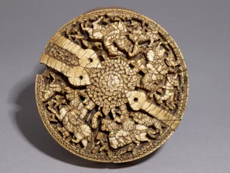 Deksel van een container versierd met vier jagers en dieren, Umayyad periode, 998-999 AD