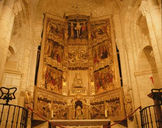Het altaarstuk in de collegiale kerk