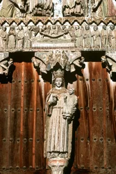Het westportaal met beeld van Madonna en Kind en reliëf van het Laatste Oordeel