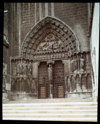 Uitzicht op de Sacramentele Poort (Sarmental) van de Kathedraal Santa Maria in Burgos