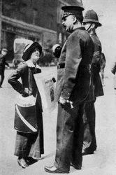 Een suffragette confronteert twee politieagenten, 1913, 1937