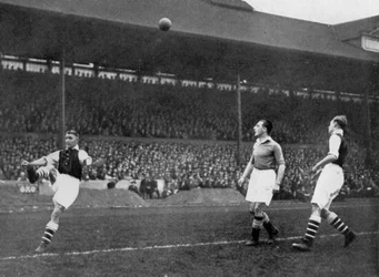 Acrobatiek in een Arsenal v Chelsea wedstrijd op Stamford Bridge, Londen