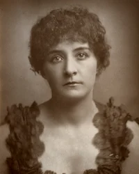 Julia Gwynne, Britse operazangeres en actrice, 1884