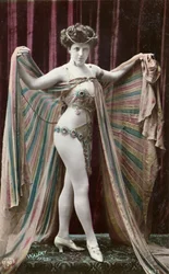 Ansichtkaart met een oosterse danseres (gekleurde foto)