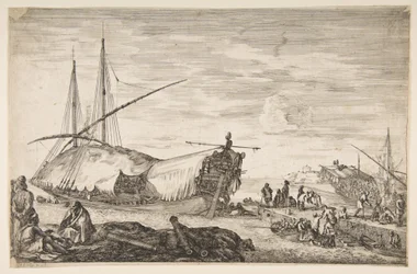 Een galei bedekt met zeilen naar links, zes kanonnen en vier mensen naar links op de voorgrond