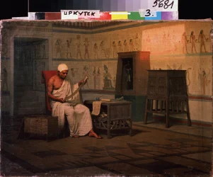 Egyptische priester die een papyrusrol leest