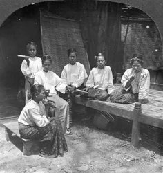 Birmese vrouwen roken buiten hun huis, Mandalay, Birma, 1908