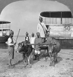 Militair transportkar met een escorte van Indiase soldaten, Birma, 1898