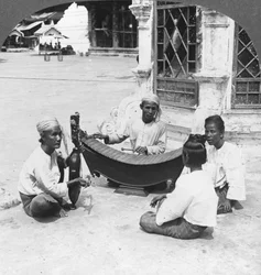 Muzikanten, Shwedagon Pagoda, Rangoon, Birma, 1908