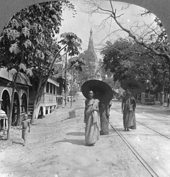 Pagodaweg naar de Shwedagon Pagoda, Rangoon, Birma