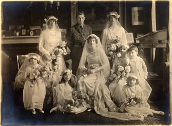 Groepshuwelijksportret van Lady Blanche Cavendish en kolonel Ivan Murray, Guards Chapel, Lansdowne House, 21 april 1919