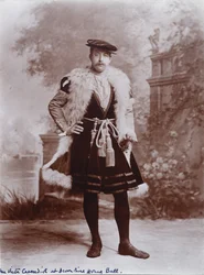 De heer Victor Cavendish, later 9e hertog van Devonshire, als ambassadeur, naar het Holbein-portret van Jean de Dinteville, Het Diamanten Jubileumbal van de hertogin van Devonshire in Devonshire House