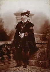 Spencer Compton Cavendish, 8e hertog van Devonshire, als keizer Karel V, Het Diamanten Jubileumbal van de hertogin van Devonshire in Devonshire House