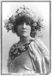 Henriette Rosine Bernard alias Sarah Bernhardt (1844-1923) als "De verre prinses", een toneelstuk door Edmond Rostand (zw/w foto)