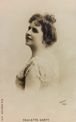 Portret van de Franse zangeres Paulette de Bardy, bekend als Paulette Darty; ansichtkaart