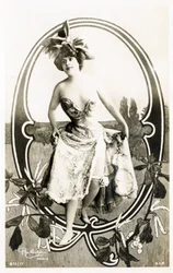 Q: Marcelle Yrven, Franse actrice - Theaters: Palais Royal, Folies dramatiques, Parijs - Alfabet in ansichtkaart