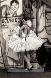 Portret van de Franse actrice Spinelly, in een ballerina kostuum