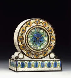 Een schoorsteenklok met bronzen montuur en mozaïek Favrile glas, 20e eeuw