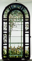 Een glas-in-lood raam met clematis wijnstokken, begin 20e eeuw