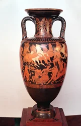 Attische roodfiguur-amfoor met Ares en Aphrodite in een strijdwagen die de reuzen bevechten