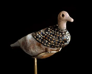 Neder-Mesopotamië, Irak, Sumerische kunst: eendvormige lamp gemaakt van een schelp ingelegd met lapis lazuli, rode kalksteen en parelmoer. 3000 v.Chr. L. 21 cm. Bagdad, Nationaal Museum van Irak