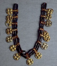 Sumerische kunst: ketting met gouden hangers en lapis lazuli kralen gebruikt voor het huwelijk. Uit de koninklijke graven van de site van Ur. 2600-2500 v.Chr.