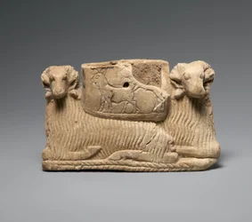 Vaatwerk ondersteund door twee rammen, ca. 2600-2500 v.Chr.