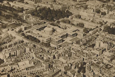 Nieuw uitzicht op het British Museum omringd door de massale bomen van Bloomsbury