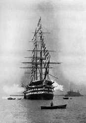 HMS Duke of Wellington vuurt een koninklijk saluut af als vlaggenschip in Portsmouth, Hampshire, 1896